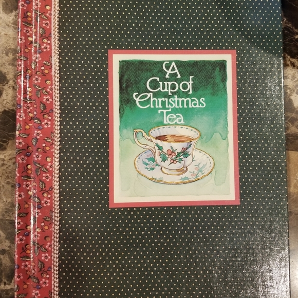 A Christmas Cup of Tea Book & Teapot Cup/Saucer - Picture 13 of 13